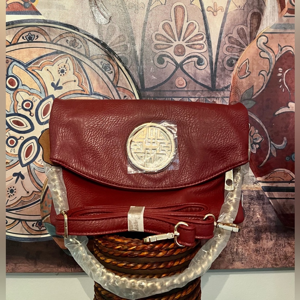 Gorgeous burgundy leather handbag with Crossbody strap🔥